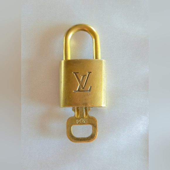 Louis Vuitton Gold 🔒 and 🔑 304 - Picture 1 of 6